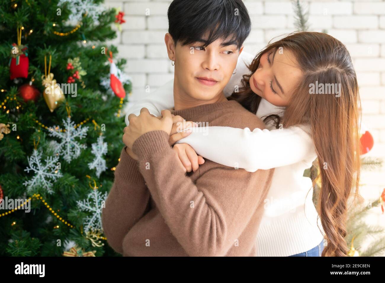 Jeune Asiatique Adulte Adolescent Couple Embrassant Et Celebrant Des Vacances De Noel Ensemble Dans Le Salon Avec Decoration D Arbre De Noel Photo Stock Alamy Jeune Asiatique Adulte Adolescent Couple Embrassant Et Celebrant Des Vacances De Noel Ensemble Dans Le Salon Avec Decoration D Arbre De Noel Photo Stock Alamy