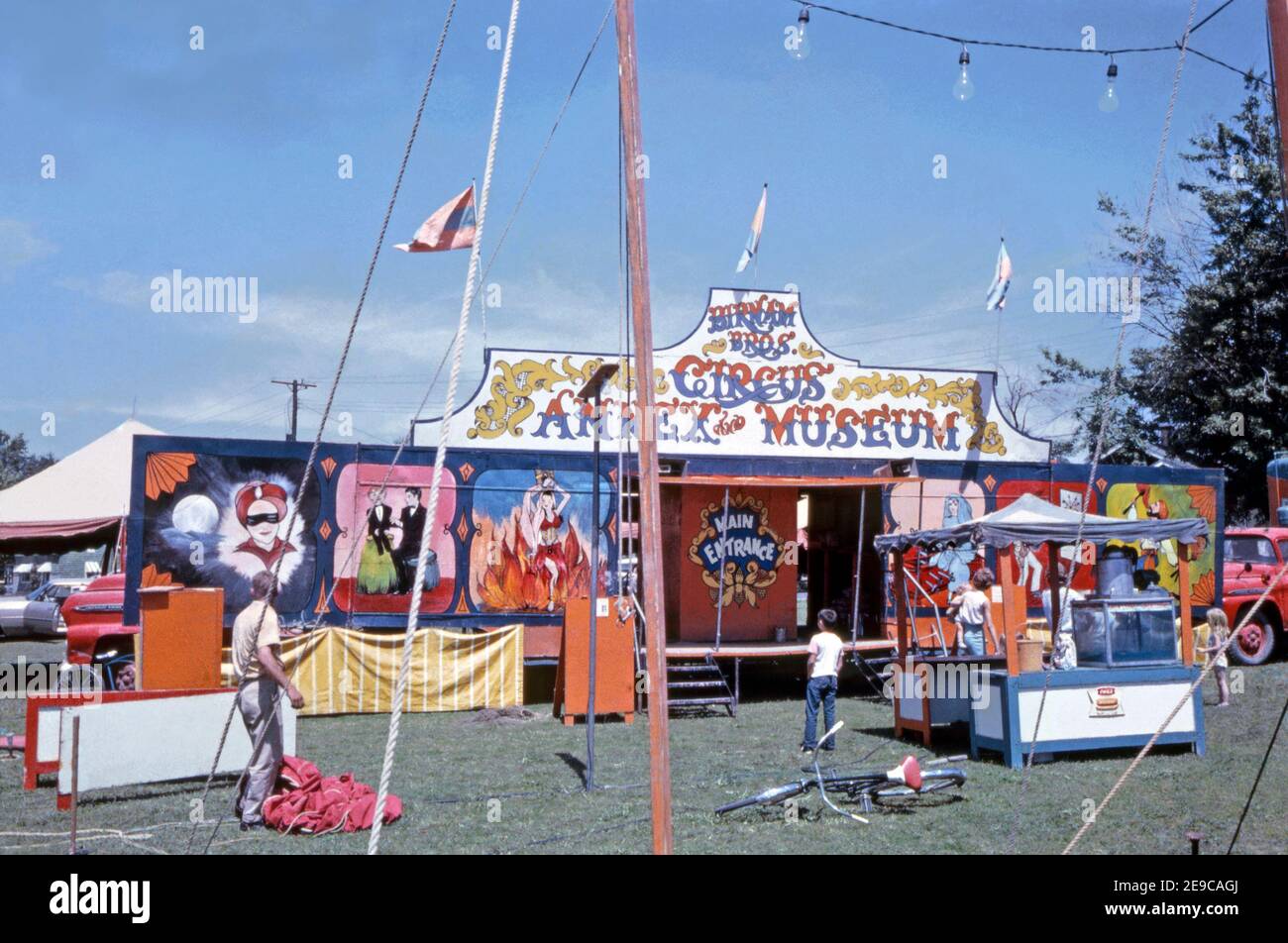 L'entrée principale de l'annexe et du musée Birnam Bros Circus, USA 1965. Les peintures exposées le long de son front comprennent un tueur de fortune, un ventriloquist, une femelle d'évasion et un feu-d'eau. Cette image provient d'une ancienne transparence de couleur amateur américaine. Banque D'Images