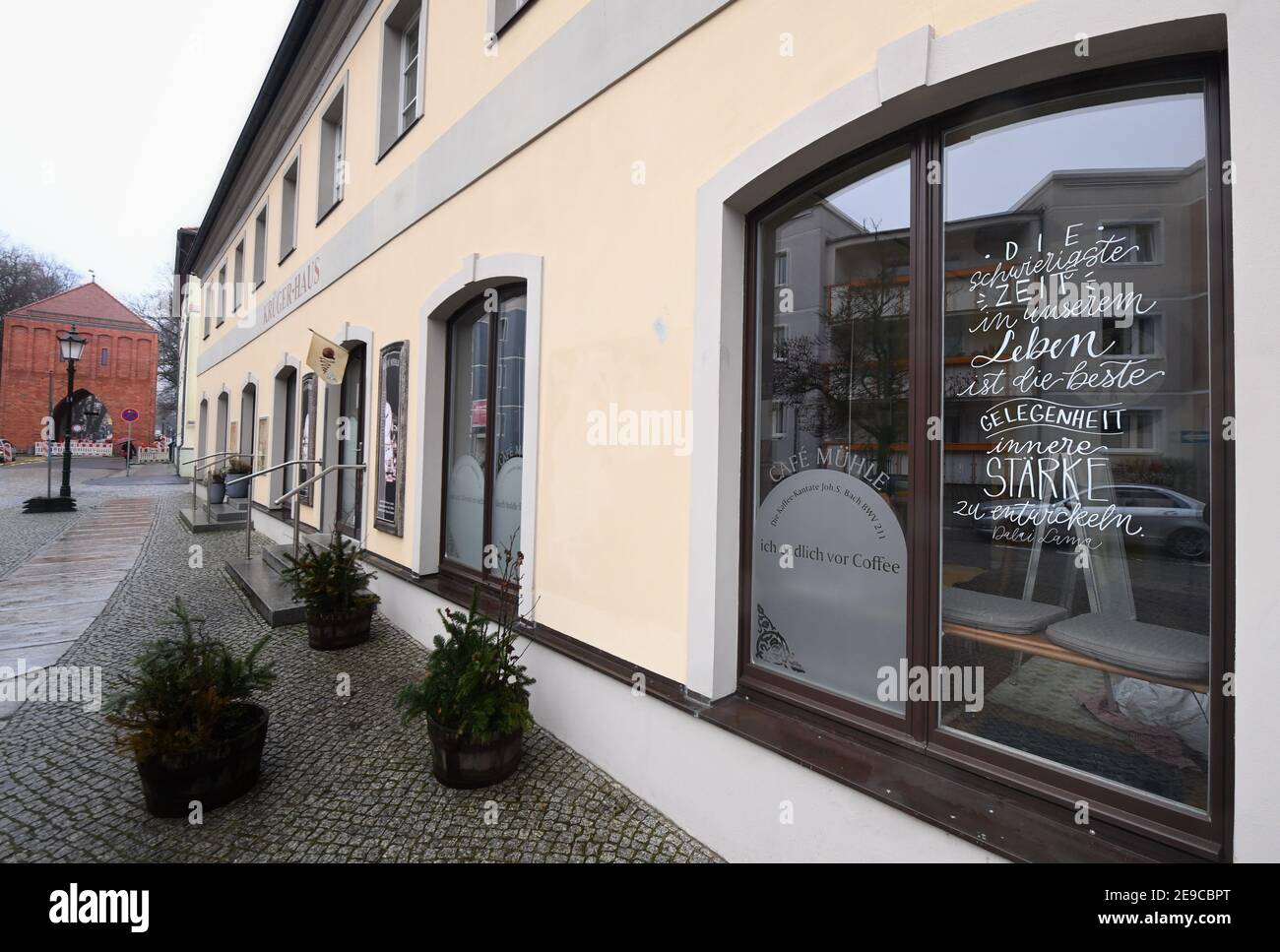 Bernau Bei Berlin Allemagne 03eme Fevrier 21 Sur La Vitrine Du Cafe Muhle Dans Le Centre Ville Est La Citation Le Temps Le Plus Difficile Dans Nos Vies Est La Meilleure Occasion De