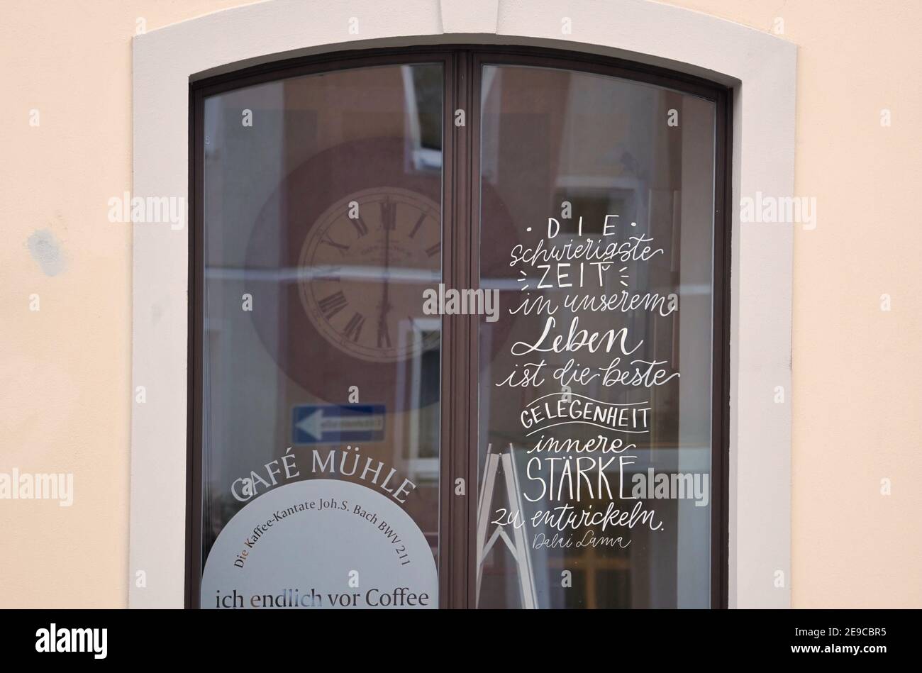Bernau Bei Berlin Allemagne 03eme Fevrier 21 Sur La Vitrine Du Cafe Muhle Dans Le Centre Ville Est La Citation Le Temps Le Plus Difficile Dans Nos Vies Est La Meilleure Occasion De