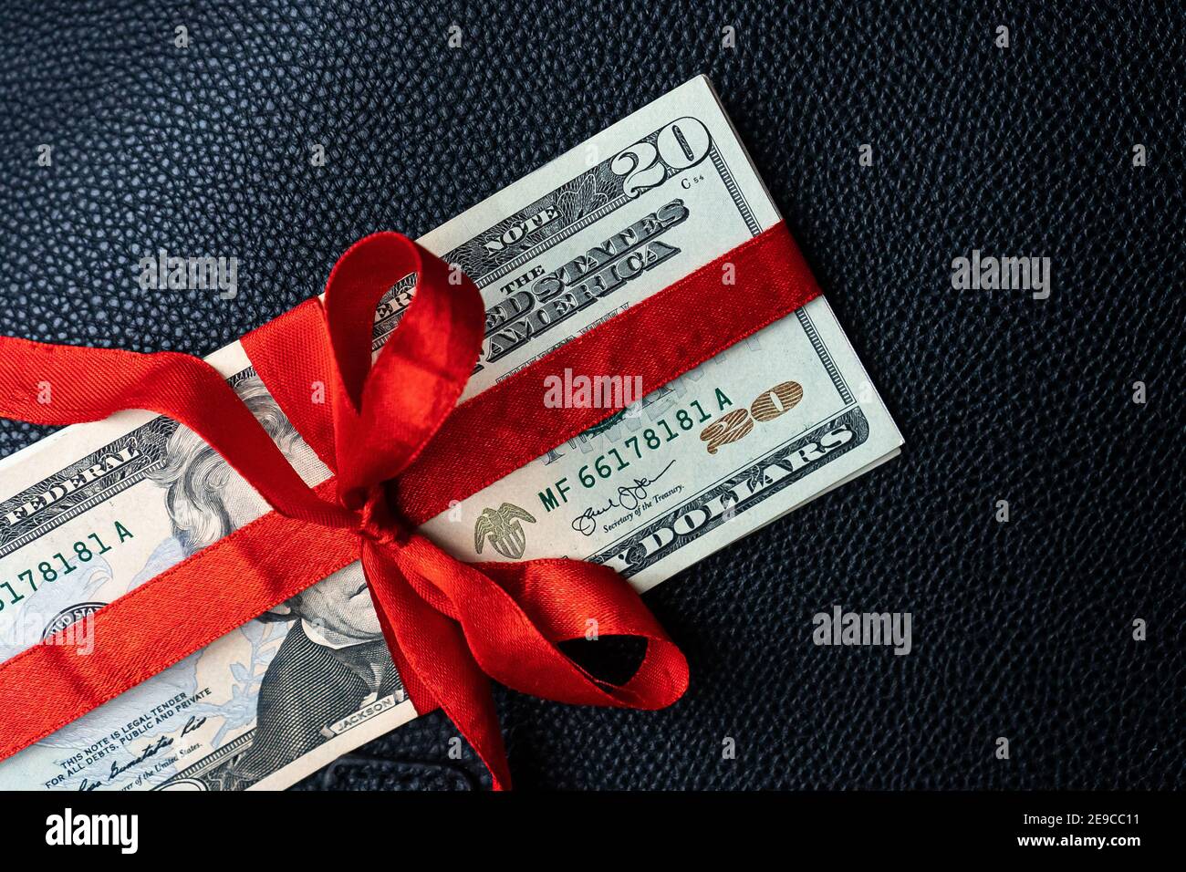 Argent Comme Cadeau D Anniversaire Avec Ruban Rouge Cadeau De Dollar Photo Stock Alamy Argent Comme Cadeau D Anniversaire Avec Ruban Rouge Cadeau De Dollar Photo Stock Alamy