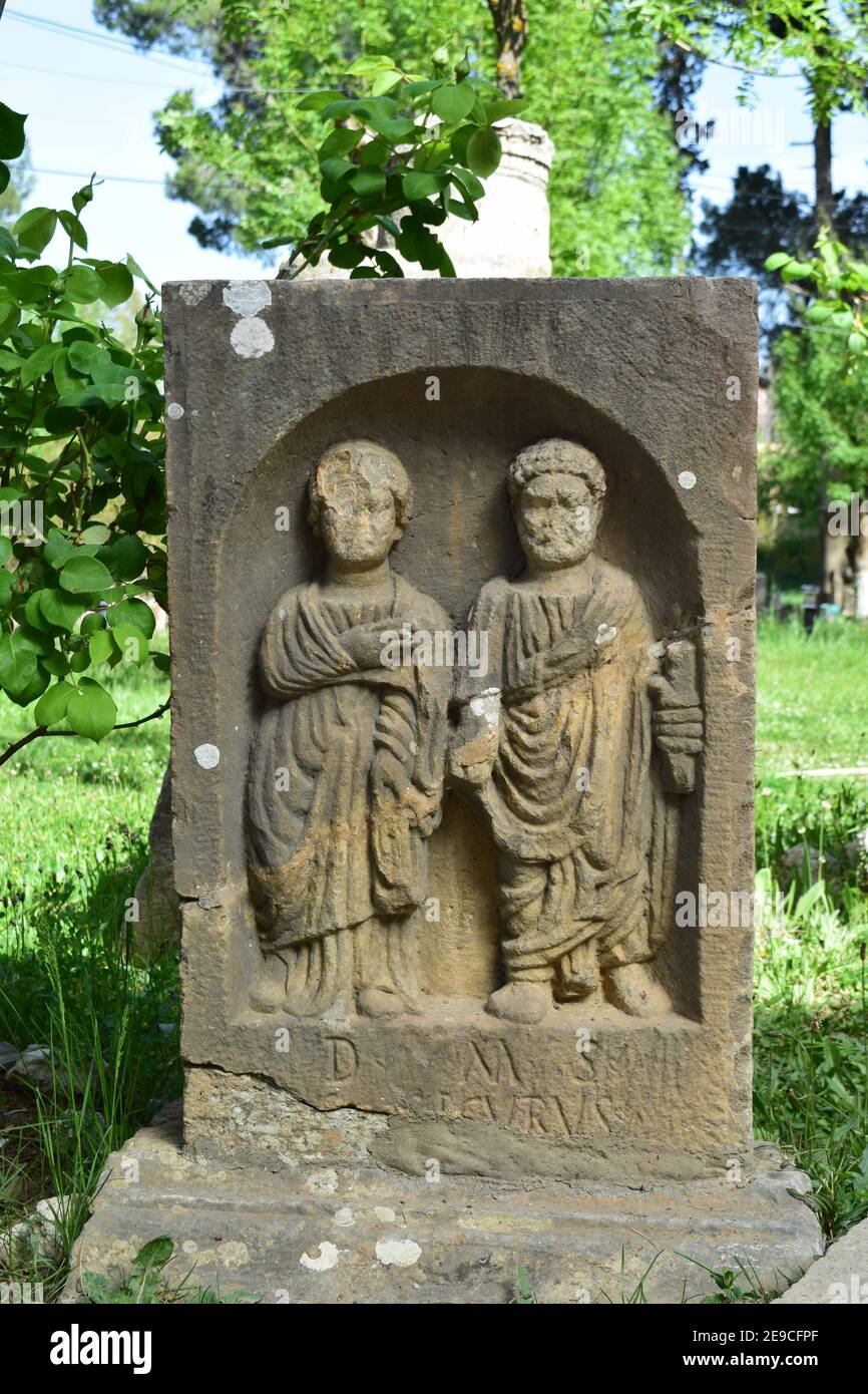 Sculpture de deux hommes romains sur une pierre dans la ville de Djemila, Setif, Algérie Banque D'Images