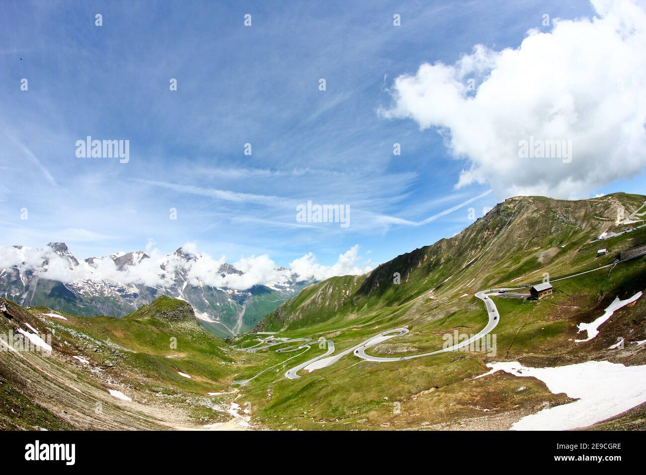 Un regard sur la route par un col appelé Grossglocknerstrasse dans les Alpes. Un endroit idéal pour les conducteurs. Banque D'Images