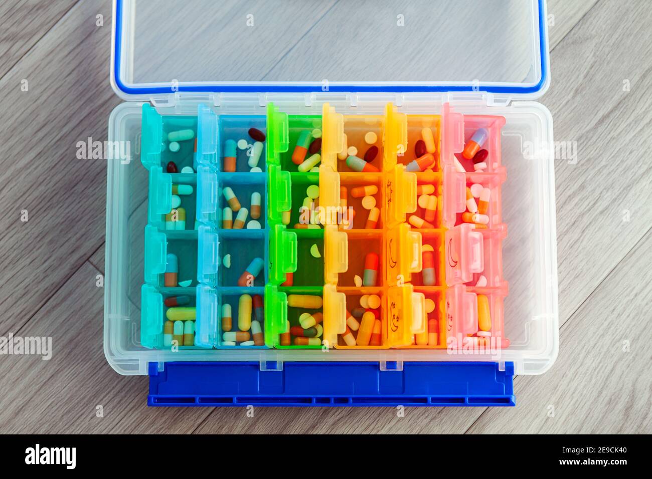 Médicaments, comprimés - quelques mois après une greffe de rein, stockés dans une boîte hebdomadaire de pilules Banque D'Images