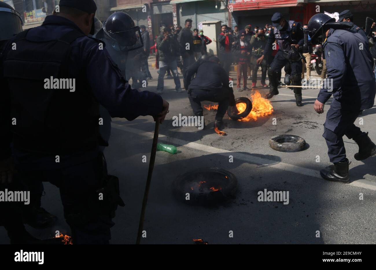 Katmandou, Népal. 4 février 2021. Le personnel de la police tente d'éteindre un incendie déclenché par des manifestants affiliés à une faction du Parti communiste au pouvoir au Népal lors d'une grève générale contre la nomination de dizaines de fonctionnaires dans des organes constitutionnels, en disant que la procédure légale n'a pas été respectée, à Katmandou, au Népal, le 4 février 2021. Crédit : Dipen Shrestha/ZUMA Wire/Alay Live News Banque D'Images