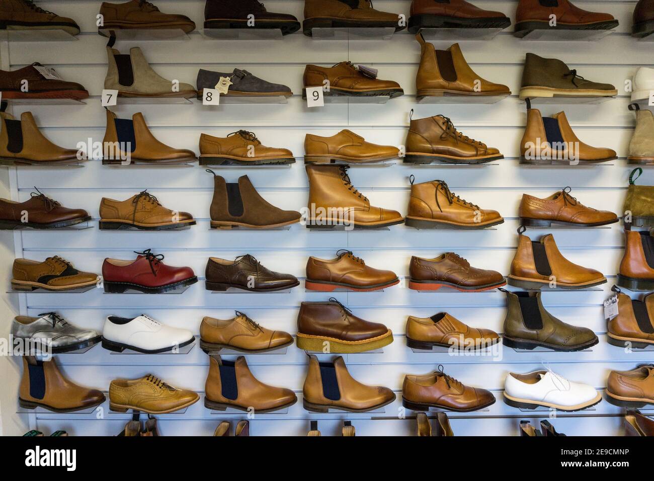 Présentation de chaussures pour hommes en vente dans la boutique de l'usine  de NPS Ltd, un fabricant de chaussures basé à Wollaston, Northamptonshire,  Royaume-Uni Photo Stock - Alamy