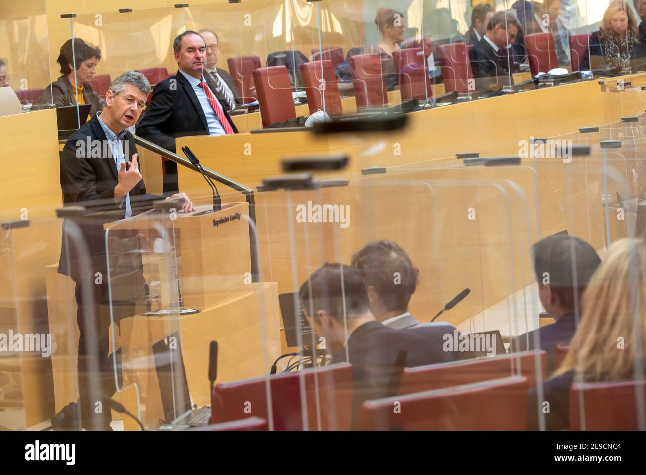 Munich, Allemagne. 04e fév. 2021. Michael Piazzolo (Freie Wähler, l), ministre d'État à l'éducation et aux affaires culturelles, prend la parole au cours de la session du Parlement d'État bavarois. L'un des sujets abordés est le questionnement du gouvernement de l'État sur la situation actuelle de la crise de Corona. Credit: Peter Kneffel/dpa/Alay Live News Banque D'Images