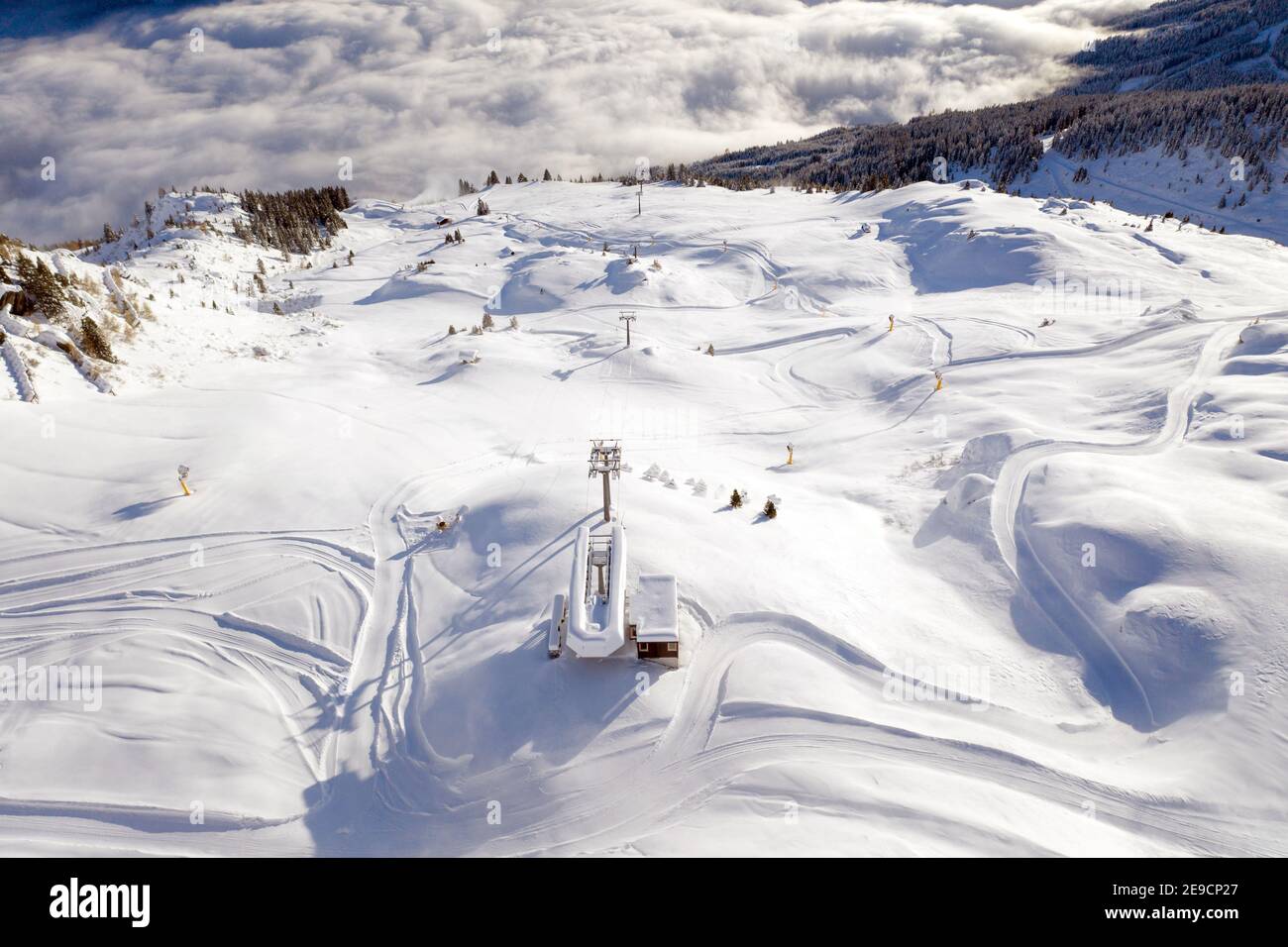 Gastein, Autriche. 14 novembre 2019. Surplombant les pistes de ski et les remontées mécaniques du domaine skiable de Gastein, près de Salzbourg. Banque D'Images