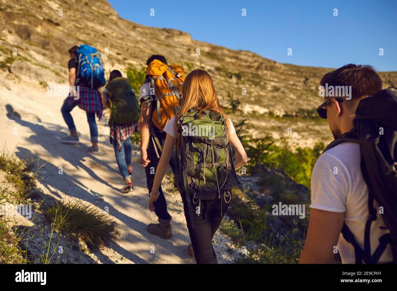 Groupe de jeunes touristes randonneurs grimpant en montagne pendant les vacances d'été, vue arrière Banque D'Images
