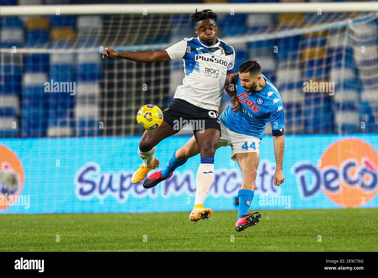 L'attaquant colombien d'Atalanta DUV‡n Zapata (L) défis pour le ballon avec le défenseur grec de SSC Napoli Konstantinos Manolas lors du match de football de la coupe d'Italie entre SSC Napoli et Atalanta BC au stade Diego Armando Maradona, Naples, Italie, le 03 février 2021 Banque D'Images L'attaquant colombien d'Atalanta DUV‡n Zapata (L) défis pour le ballon avec le défenseur grec de SSC Napoli Konstantinos Manolas lors du match de football de la coupe d'Italie entre SSC Napoli et Atalanta BC au stade Diego Armando Maradona, Naples, Italie, le 03 février 2021 Banque D'Images