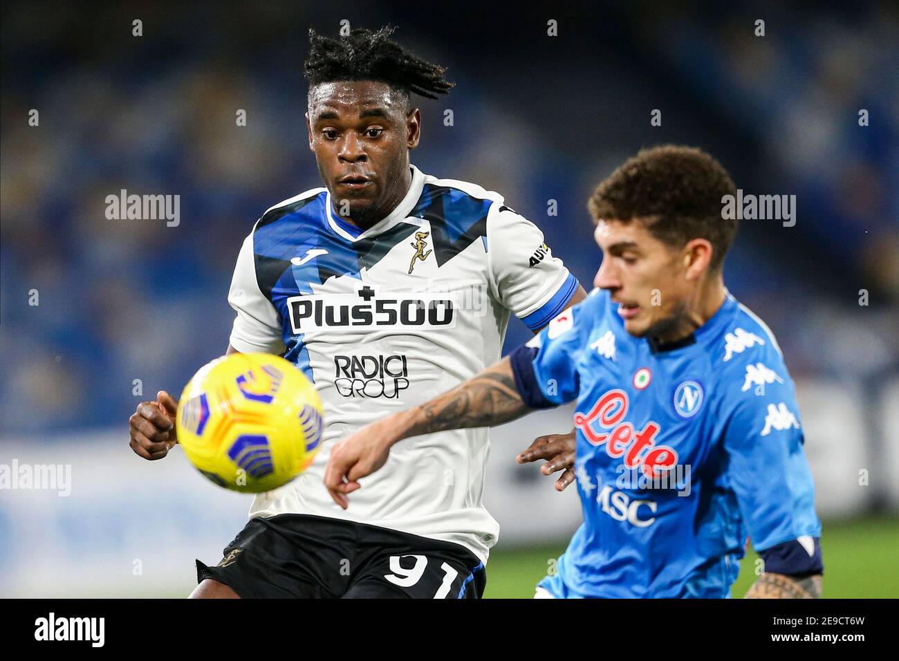 L'attaquant colombien d'Atalanta DUV‡n Zapata (L) défis pour le ballon avec le défenseur italien Giovanni Di Lorenzo de la SSC Napoli lors du match de football de la coupe d'Italie entre SSC Napoli et Atalanta BC au stade Diego Armando Maradona, Naples, Italie, le 03 février 2021 Banque D'Images L'attaquant colombien d'Atalanta DUV‡n Zapata (L) défis pour le ballon avec le défenseur italien Giovanni Di Lorenzo de la SSC Napoli lors du match de football de la coupe d'Italie entre SSC Napoli et Atalanta BC au stade Diego Armando Maradona, Naples, Italie, le 03 février 2021 Banque D'Images