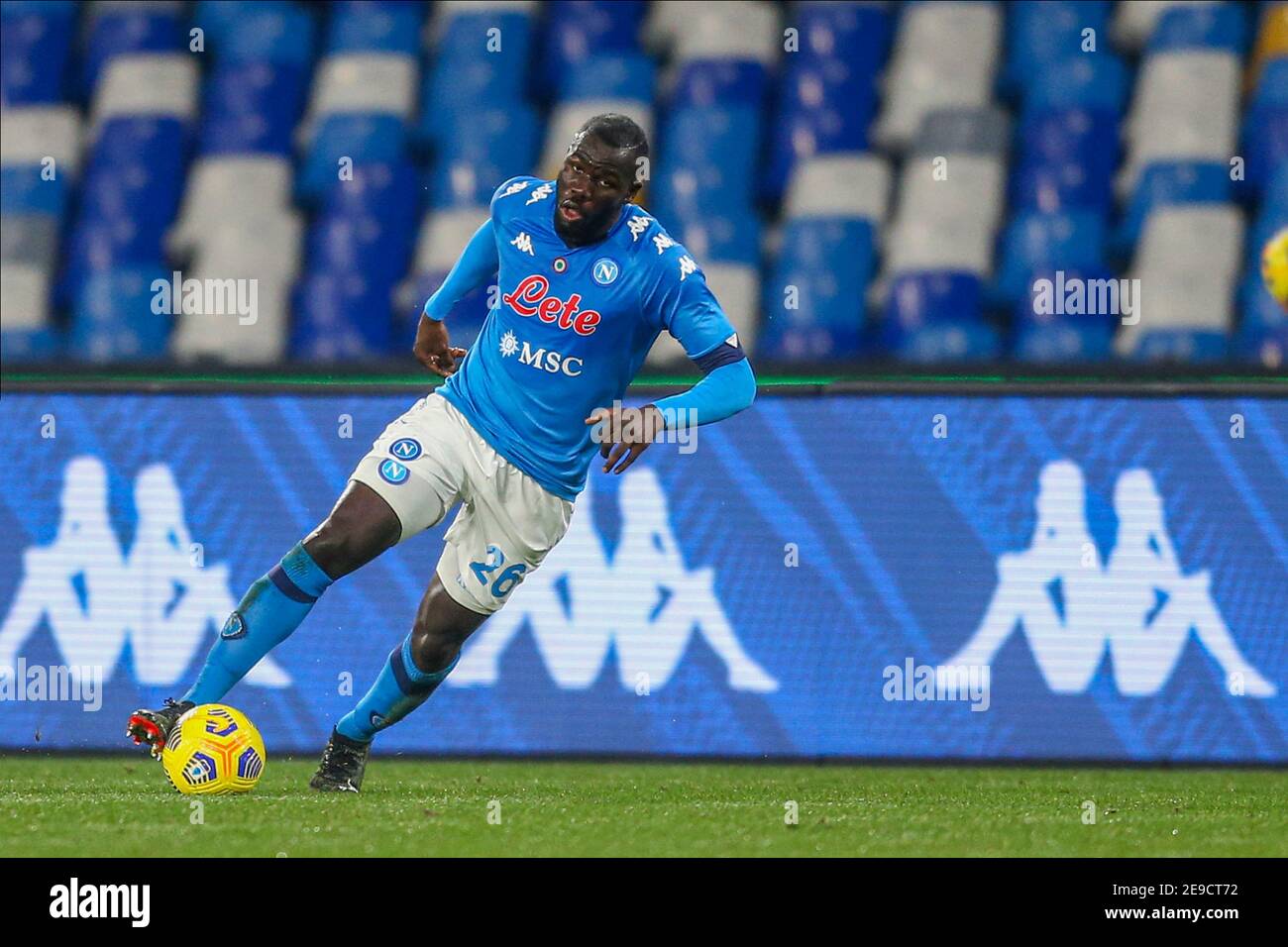 Le défenseur sénégalais de SSC Napoli Kalidou Koulibaly contrôle le ballon lors du match de football de la coupe d'Italie entre SSC Napoli et Atalanta BC au stade Diego Armando Maradona, Naples, Italie, le 03 février 2021 Banque D'Images Le défenseur sénégalais de SSC Napoli Kalidou Koulibaly contrôle le ballon lors du match de football de la coupe d'Italie entre SSC Napoli et Atalanta BC au stade Diego Armando Maradona, Naples, Italie, le 03 février 2021 Banque D'Images
