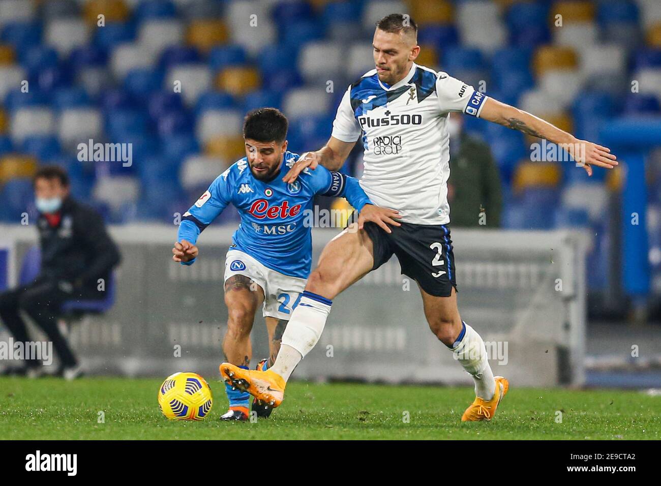 Lorenzo Insigne, le buteur italien de SSC Napoli, met en jeu le ballon avec le défenseur brésilien Rafael Toloi d'Atalanta lors du match de football de la coupe d'Italie entre SSC Napoli et Atalanta BC au stade Diego Armando Maradona, à Naples, en Italie, le 03 février 2021 Banque D'Images Lorenzo Insigne, le buteur italien de SSC Napoli, met en jeu le ballon avec le défenseur brésilien Rafael Toloi d'Atalanta lors du match de football de la coupe d'Italie entre SSC Napoli et Atalanta BC au stade Diego Armando Maradona, à Naples, en Italie, le 03 février 2021 Banque D'Images