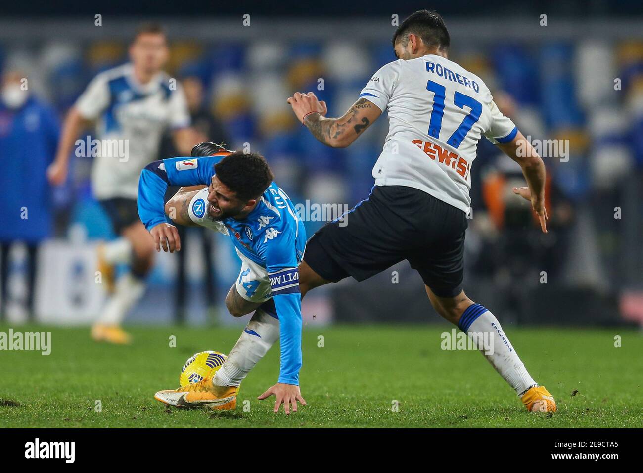 Le défenseur argentin d'Atalanta, Cristian Romero (R), défie le ballon Avec le buteur italien Lorenzo Insigne de SSC Napoli pendant l'Italie Match de football de la coupe SSC Napoli vs Atalanta Banque D'Images Le défenseur argentin d'Atalanta, Cristian Romero (R), défie le ballon Avec le buteur italien Lorenzo Insigne de SSC Napoli pendant l'Italie Match de football de la coupe SSC Napoli vs Atalanta Banque D'Images