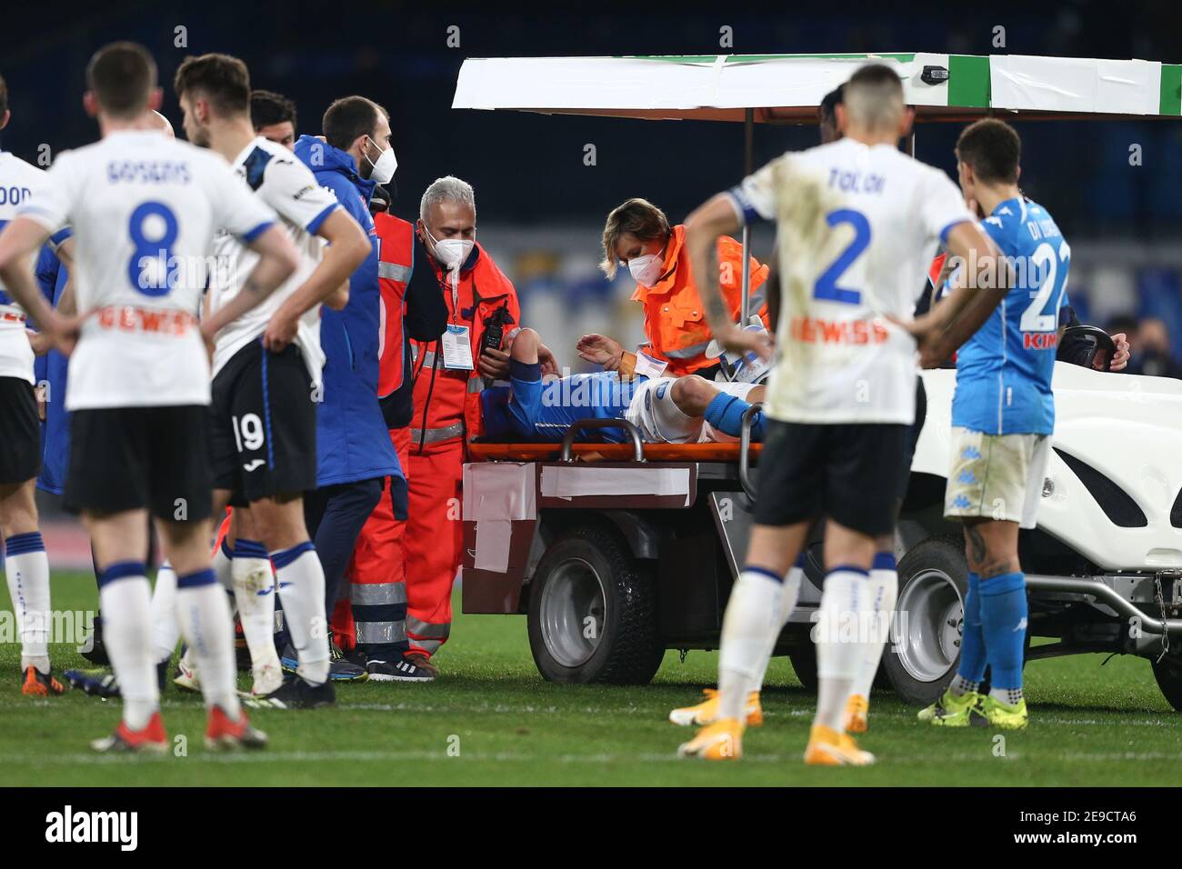 Diego Demme, le milieu de terrain allemand de SSC Napoli, a été pris par les ambulanciers paramédicaux et sorti sur une civière après un coup porté au visage lors du match de football de la coupe d'Italie entre SSC Napoli et Atalanta BC au stade Diego Armando Maradona, à Naples, en Italie, le 03 février 2021 Banque D'Images Diego Demme, le milieu de terrain allemand de SSC Napoli, a été pris par les ambulanciers paramédicaux et sorti sur une civière après un coup porté au visage lors du match de football de la coupe d'Italie entre SSC Napoli et Atalanta BC au stade Diego Armando Maradona, à Naples, en Italie, le 03 février 2021 Banque D'Images