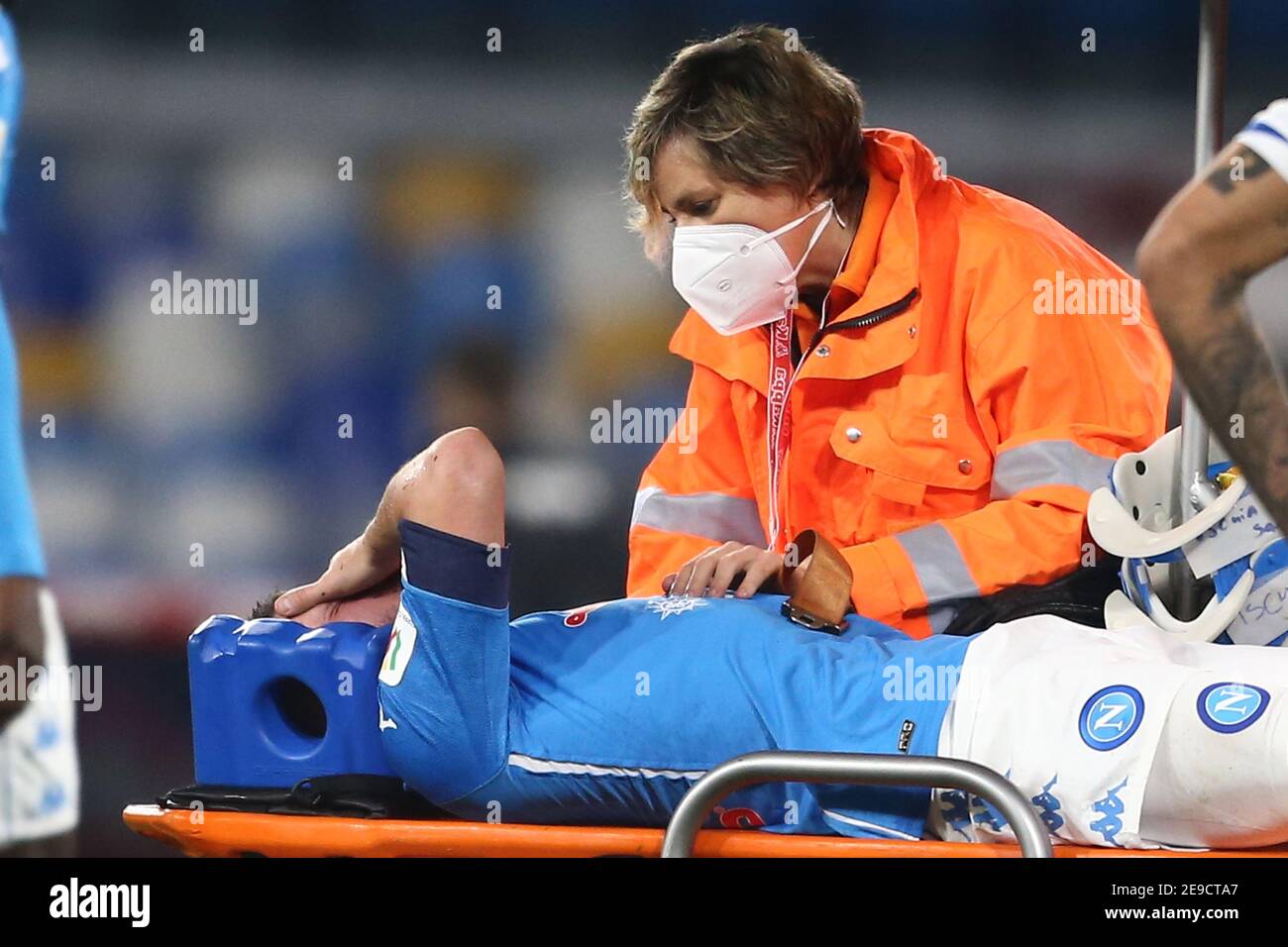 Diego Demme, le milieu de terrain allemand de SSC Napoli, a été pris par les ambulanciers paramédicaux et sorti sur une civière après un coup porté au visage lors du match de football de la coupe d'Italie entre SSC Napoli et Atalanta BC au stade Diego Armando Maradona, à Naples, en Italie, le 03 février 2021 Banque D'Images Diego Demme, le milieu de terrain allemand de SSC Napoli, a été pris par les ambulanciers paramédicaux et sorti sur une civière après un coup porté au visage lors du match de football de la coupe d'Italie entre SSC Napoli et Atalanta BC au stade Diego Armando Maradona, à Naples, en Italie, le 03 février 2021 Banque D'Images