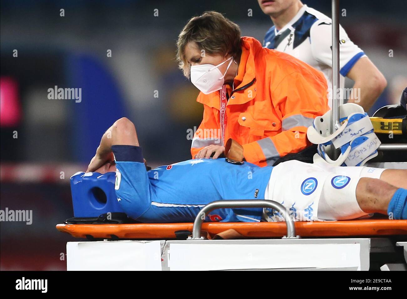 Diego Demme, le milieu de terrain allemand de SSC Napoli, a été pris par les ambulanciers paramédicaux et sorti sur une civière après un coup porté au visage lors du match de football de la coupe d'Italie entre SSC Napoli et Atalanta BC au stade Diego Armando Maradona, à Naples, en Italie, le 03 février 2021 Banque D'Images Diego Demme, le milieu de terrain allemand de SSC Napoli, a été pris par les ambulanciers paramédicaux et sorti sur une civière après un coup porté au visage lors du match de football de la coupe d'Italie entre SSC Napoli et Atalanta BC au stade Diego Armando Maradona, à Naples, en Italie, le 03 février 2021 Banque D'Images