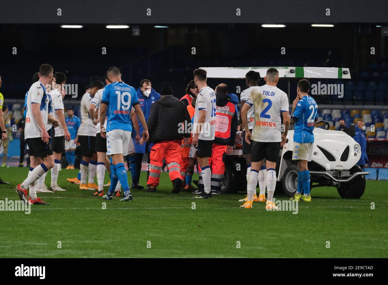 Diego Demme, le milieu de terrain allemand de SSC Napoli, a été pris par les ambulanciers paramédicaux et sorti sur une civière après un coup porté au visage lors du match de football de la coupe d'Italie entre SSC Napoli et Atalanta BC au stade Diego Armando Maradona, à Naples, en Italie, le 03 février 2021 Banque D'Images Diego Demme, le milieu de terrain allemand de SSC Napoli, a été pris par les ambulanciers paramédicaux et sorti sur une civière après un coup porté au visage lors du match de football de la coupe d'Italie entre SSC Napoli et Atalanta BC au stade Diego Armando Maradona, à Naples, en Italie, le 03 février 2021 Banque D'Images