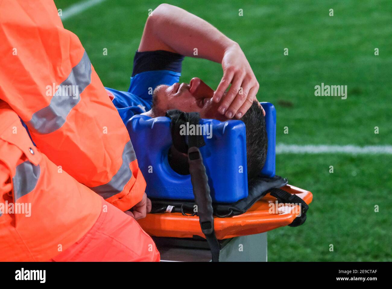 Diego Demme, le milieu de terrain allemand de SSC Napoli, a été pris par les ambulanciers paramédicaux et sorti sur une civière après un coup porté au visage lors du match de football de la coupe d'Italie entre SSC Napoli et Atalanta BC au stade Diego Armando Maradona, à Naples, en Italie, le 03 février 2021 Banque D'Images Diego Demme, le milieu de terrain allemand de SSC Napoli, a été pris par les ambulanciers paramédicaux et sorti sur une civière après un coup porté au visage lors du match de football de la coupe d'Italie entre SSC Napoli et Atalanta BC au stade Diego Armando Maradona, à Naples, en Italie, le 03 février 2021 Banque D'Images