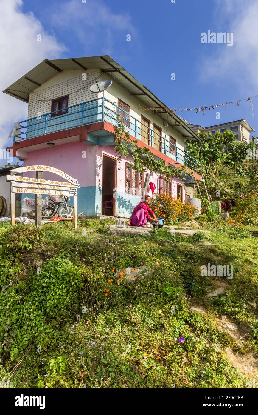 Maison colorée dans un village de montagne près de Pokhara, Népal Banque D'Images