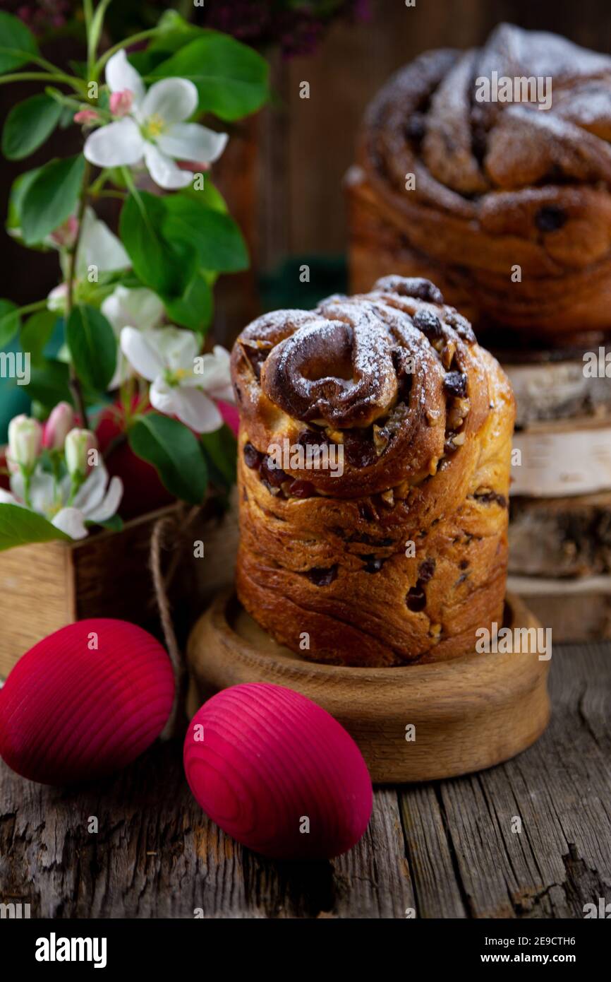 Kraffin gâteau de Pâques. Kraffins aux raisins secs, fruits confits et graines de pavot, arrosés de sucre en poudre. Gros plan de gâteau maison. Brut. Banque D'Images