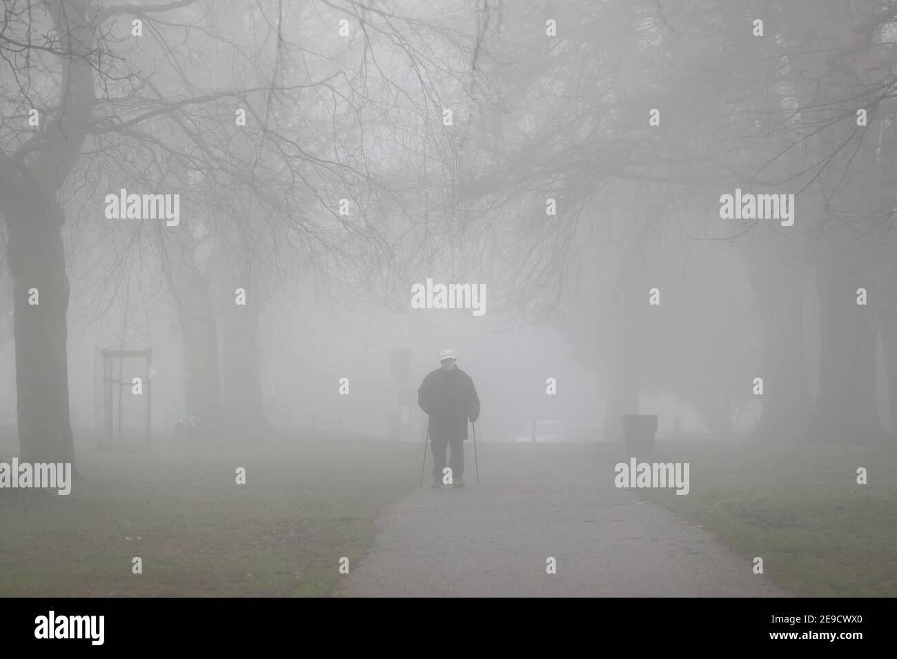 Northampton, Royaume-Uni, 4e février 2021. Un matin froid et brumeux à Abington Park pour les gens qui font leur exercice quotidien. Crédit : Keith J Smith./Alamy Live News. Banque D'Images