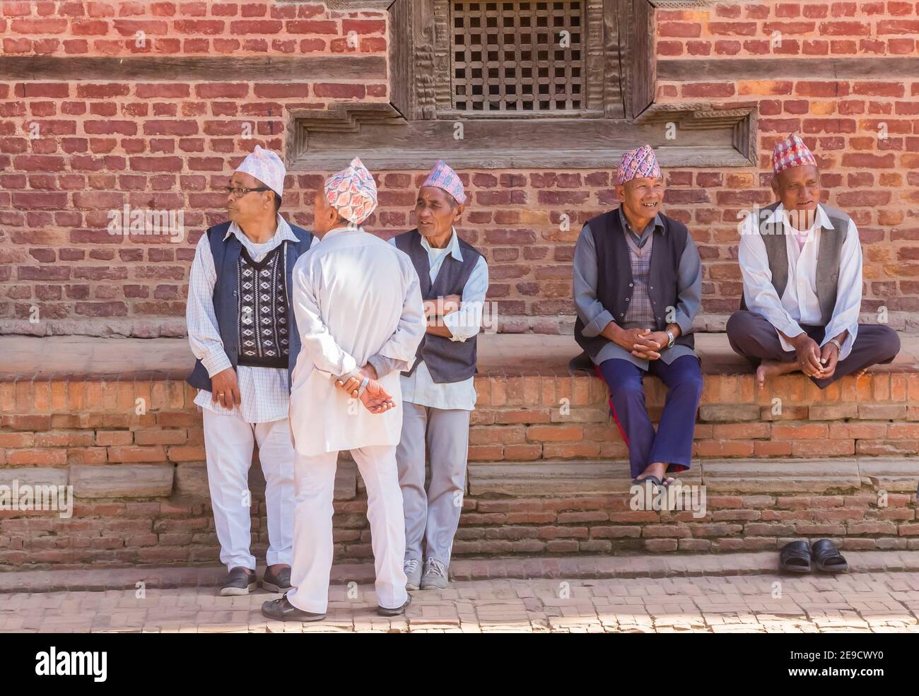 Hommes âgés assis et parlant sur la place Durbar à Patan, au Népal Banque D'Images