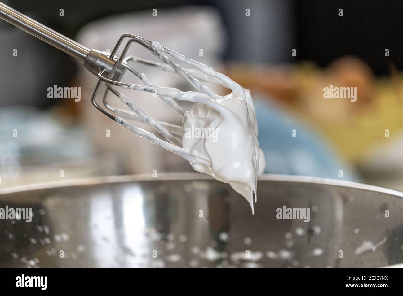 Processus de cuisson d'un gâteau avec un batteur Banque D'Images