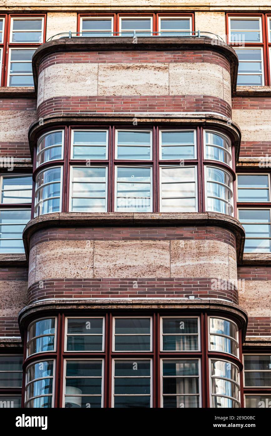 Baies vitrées et façade, architecture des années 50 et 60 avec briques, style rétro typique, forme arrondie Banque D'Images