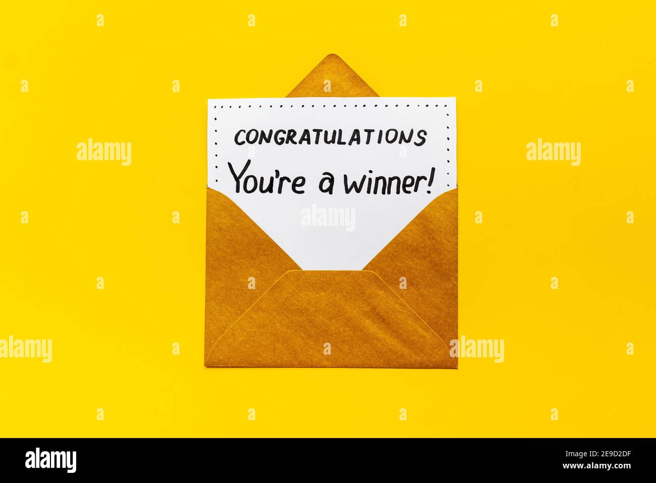 Concept de récompense de félicitations : vous êtes une carte gagnante en or  enveloppe Photo Stock - Alamy