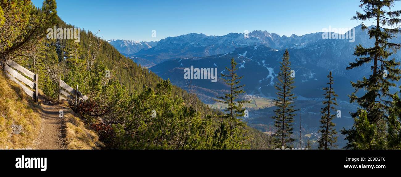 La chaîne de montagnes de Wetterstein près de Garmisch-Partenkirchen. Alpes bavaroises dans le pays de Werdenfelser (comté de Werdenfels). Europe, Allemagne, Bavière Banque D'Images