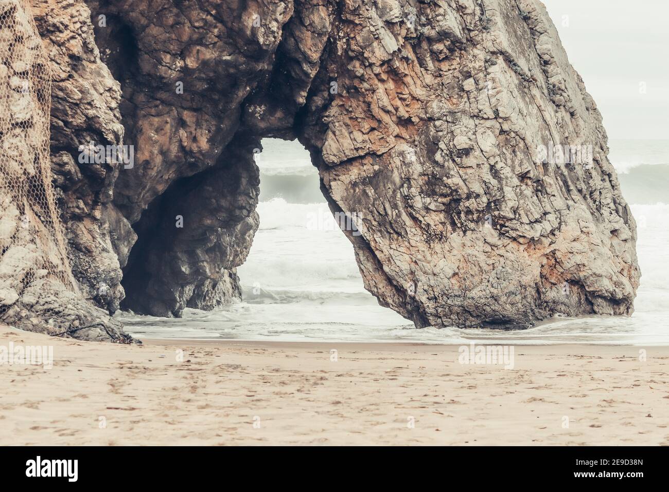 Belle pierre naturelle arche. Formation de roches dans une plage avec l'océan en arrière-plan. Banque D'Images
