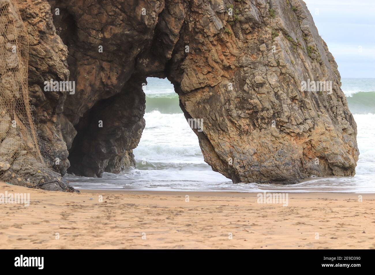 Belle pierre naturelle arche. Formation de roches dans une plage avec l'océan en arrière-plan. Banque D'Images