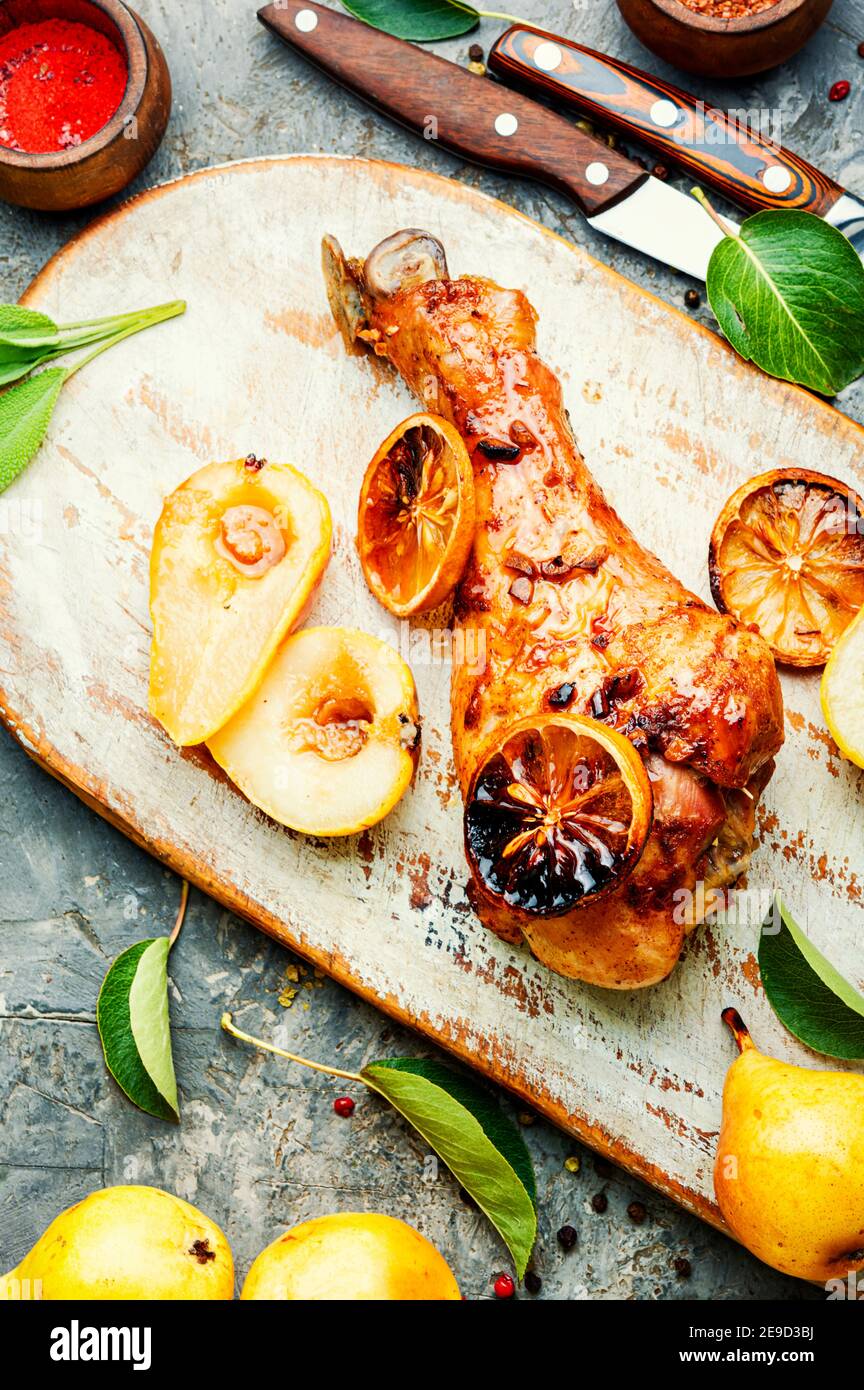 Cuisse de dinde cuite avec poire caramélisée. Plat de viande appétissant. Banque D'Images