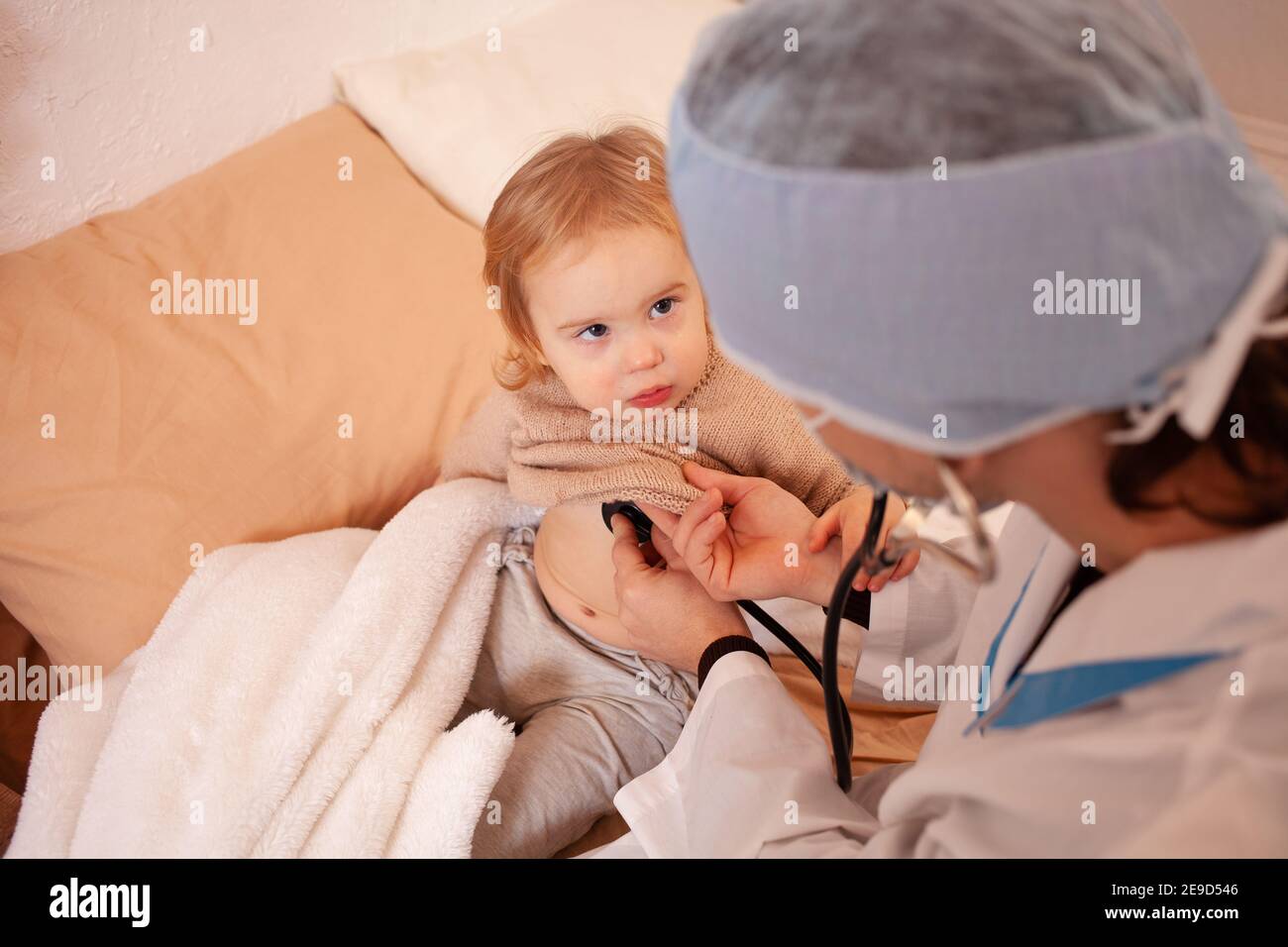 Le Medecin Ecoute Le Cœur Et Les Poumons D Une Petite Fille A La Maison Bebe Malade Quarantaine A Domicile Coronavirus Covid Photo Stock Alamy
