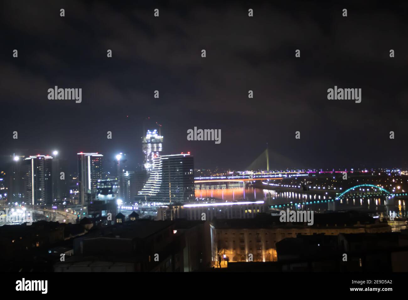 Vue sur la ville de Belgrade sur la rivière Sava et 4 ponts sur la rivière, le front de mer bâtiments de Belgrade en construction Banque D'Images