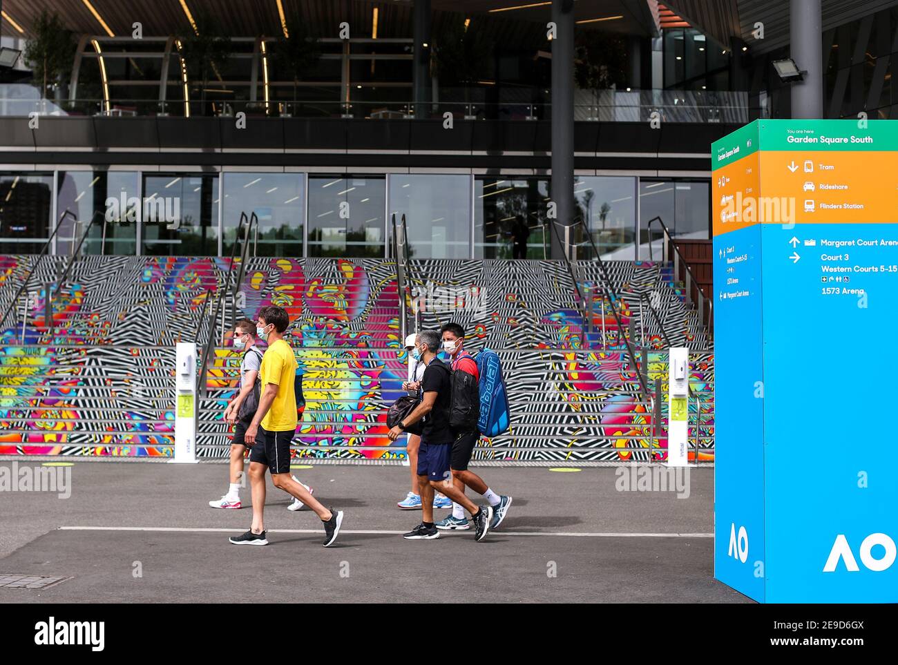 (210204) -- MELBOURNE, le 4 février 2021 (Xinhua) -- des gens marchent devant le stade Margaret court à Melbourne, en Australie, le 4 février 2021. Le jeu a été suspendu lors de deux événements de préparation à l'Open d'Australie après qu'un agent de quarantaine de l'hôtel a été testé positif pour le COVID-19, ce qui a incité les autorités de l'État à réintroduire des restrictions de virus. (Xinhua/Bai Xuefei) Banque D'Images