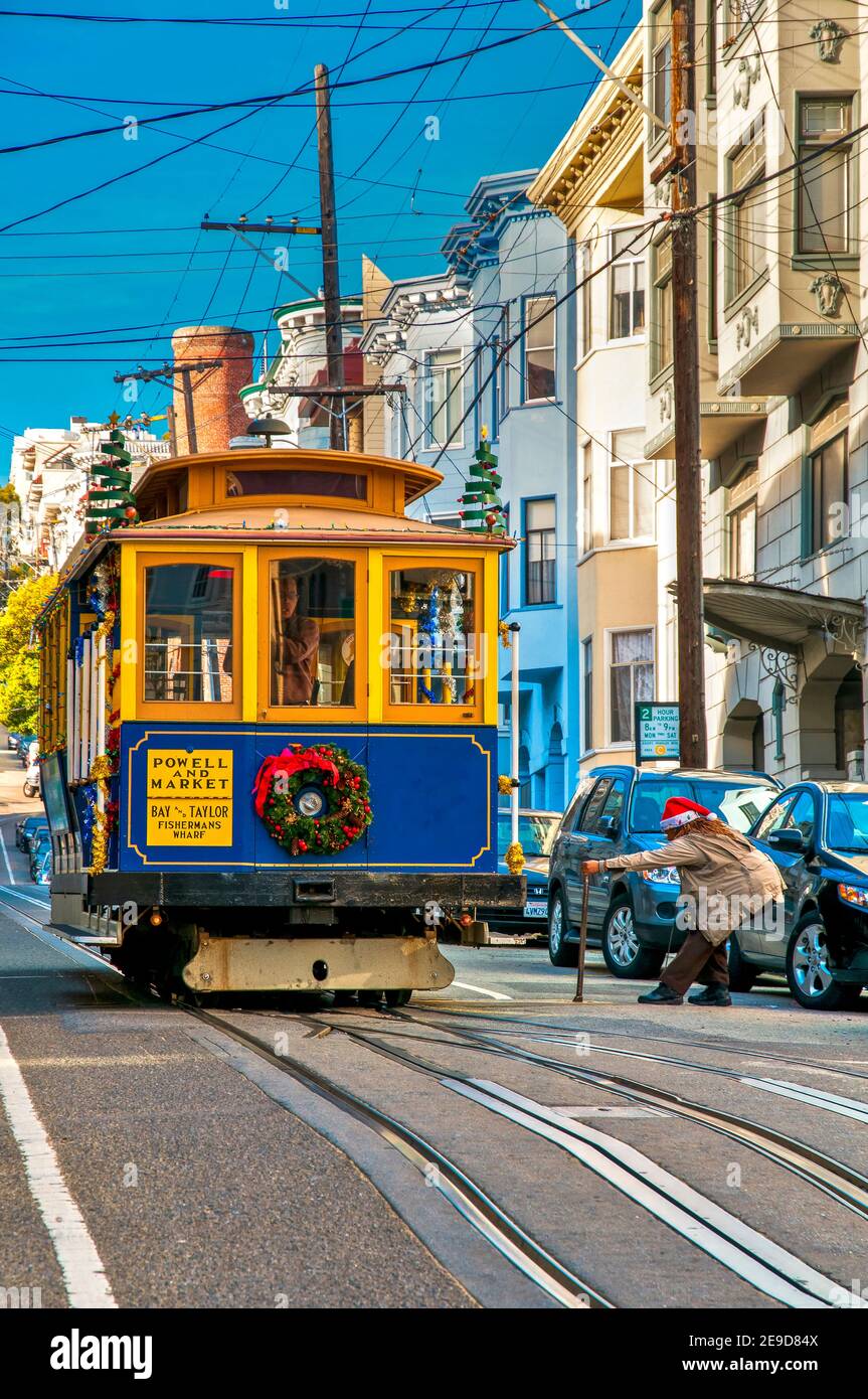 Téléphérique de la ligne Powell-Market orné de guirlande de Noël, San Francisco, Californie, États-Unis Banque D'Images