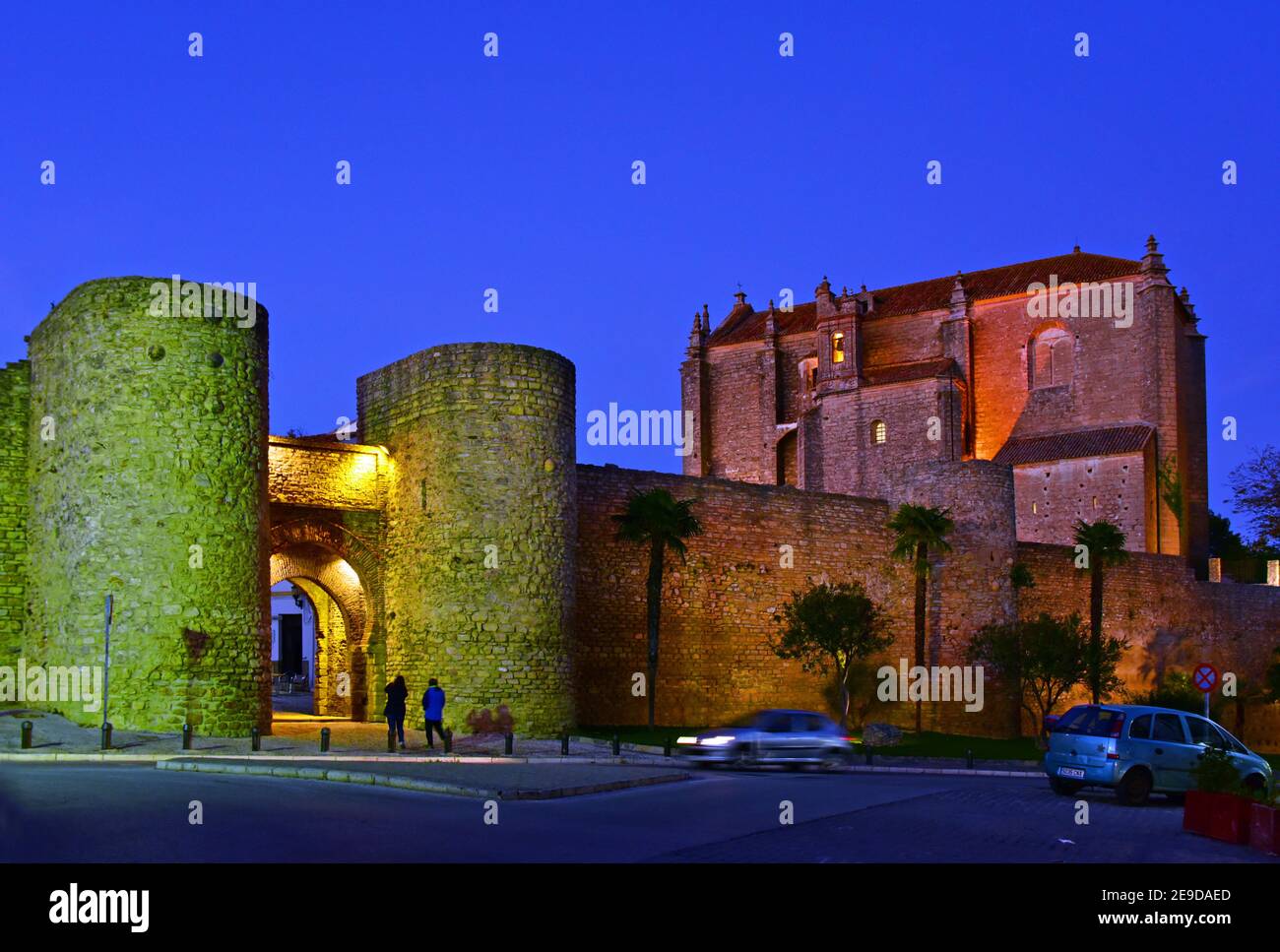 Mur de ville, porte de ville et église catholique, Espagne, Andalousie, Ronda Banque D'Images