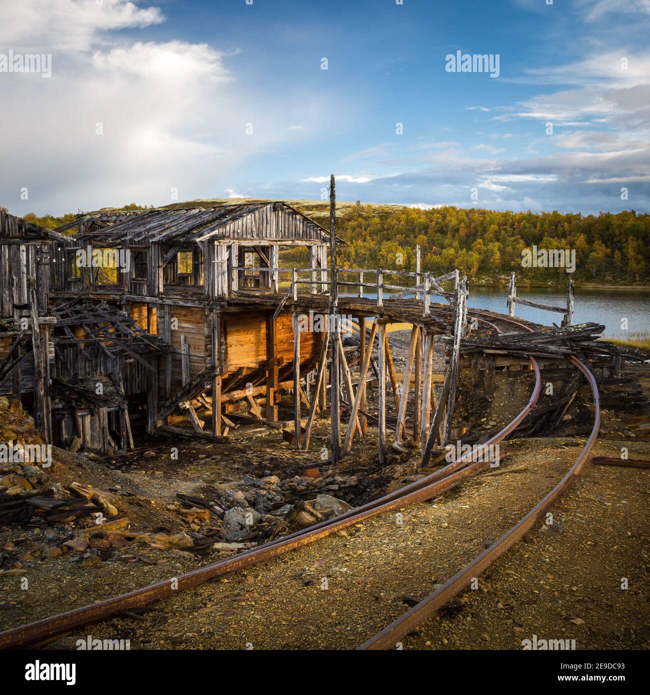 Bâtiment en bois ruiné de l'ancienne mine de cuivre Christianus Sextus Gruve près de Roros en Norvège. Terrains miniers abandonnés. Banque D'Images