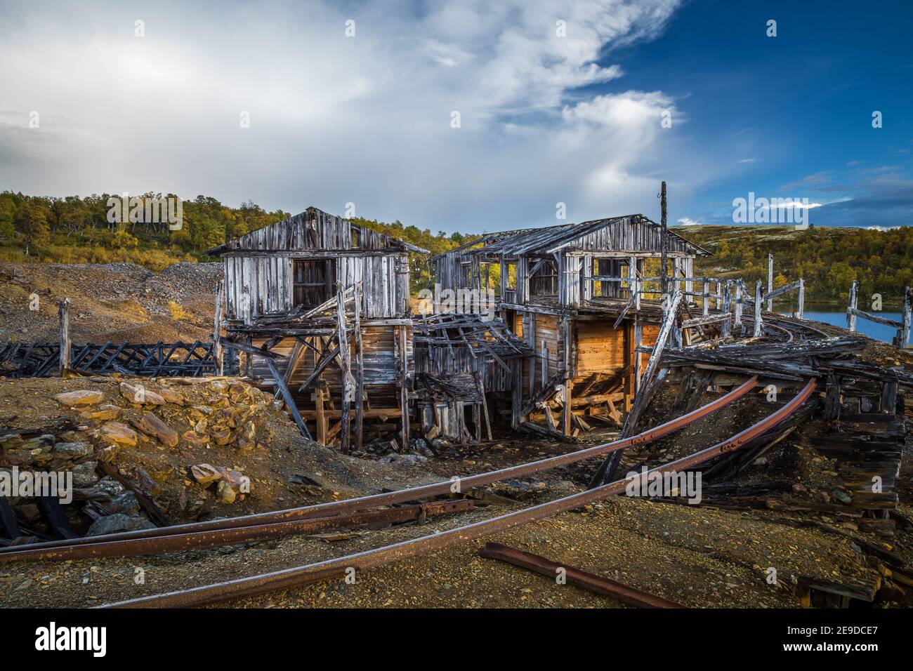 Bâtiment en bois ruiné de l'ancienne mine de cuivre Christianus Sextus Gruve près de Roros en Norvège. Terrains miniers abandonnés. Banque D'Images