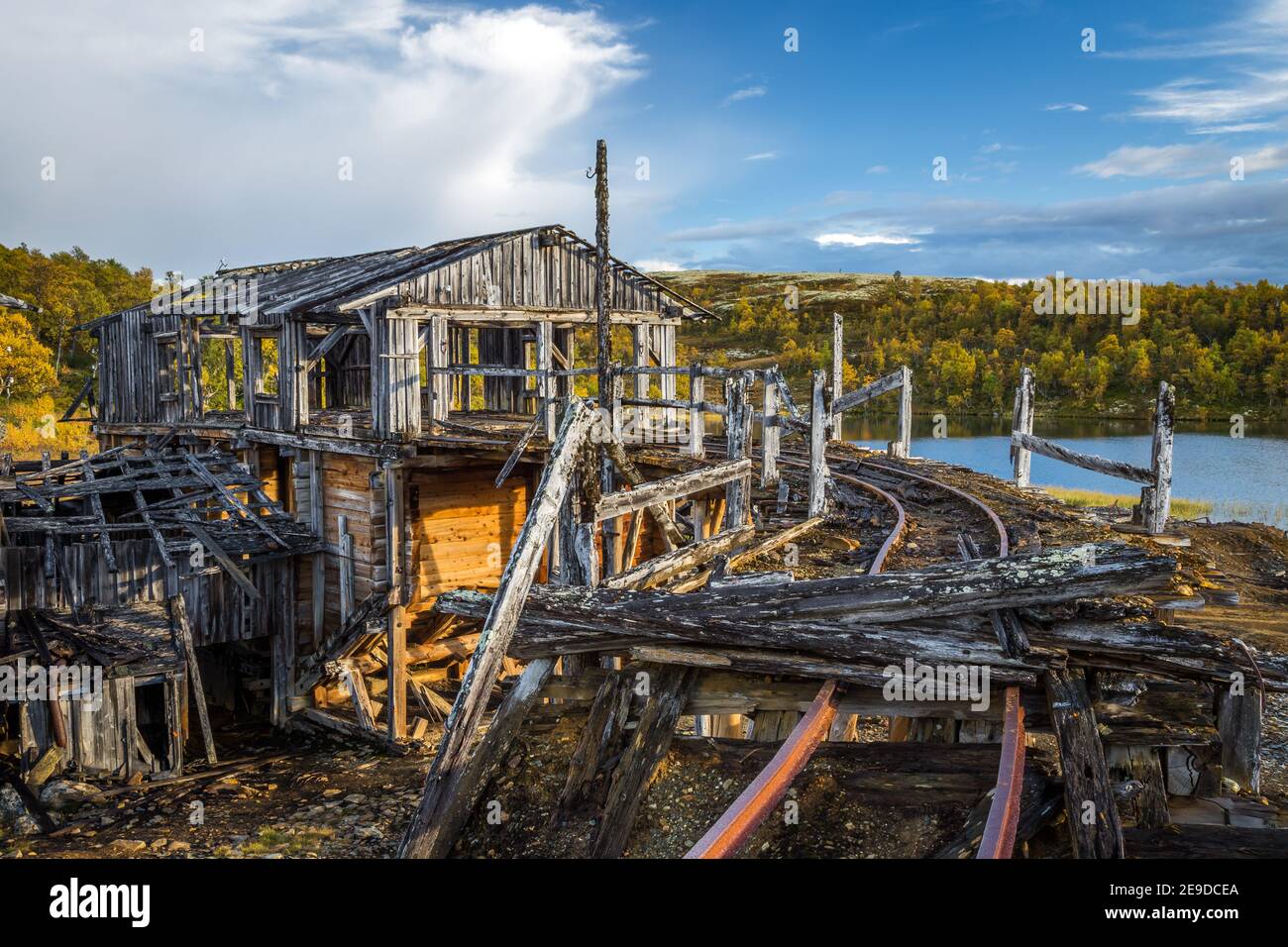 Bâtiment en bois ruiné de l'ancienne mine de cuivre Christianus Sextus Gruve près de Roros en Norvège. Terrains miniers abandonnés. Banque D'Images