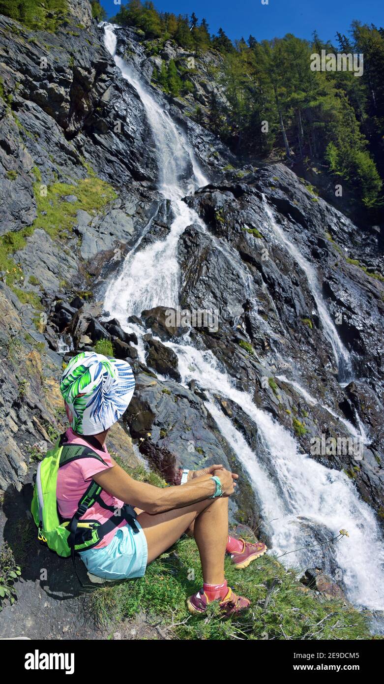 Randonneur à la cascade la Raie, France, Savoie, Sainte Foy Banque D'Images