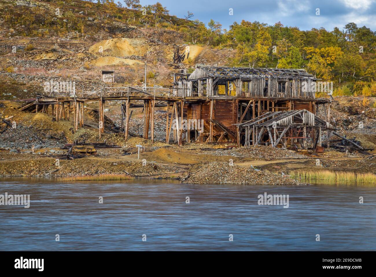 Bâtiment en bois ruiné de l'ancienne mine de cuivre Christianus Sextus Gruve près de Roros en Norvège. Terrains miniers abandonnés. Banque D'Images