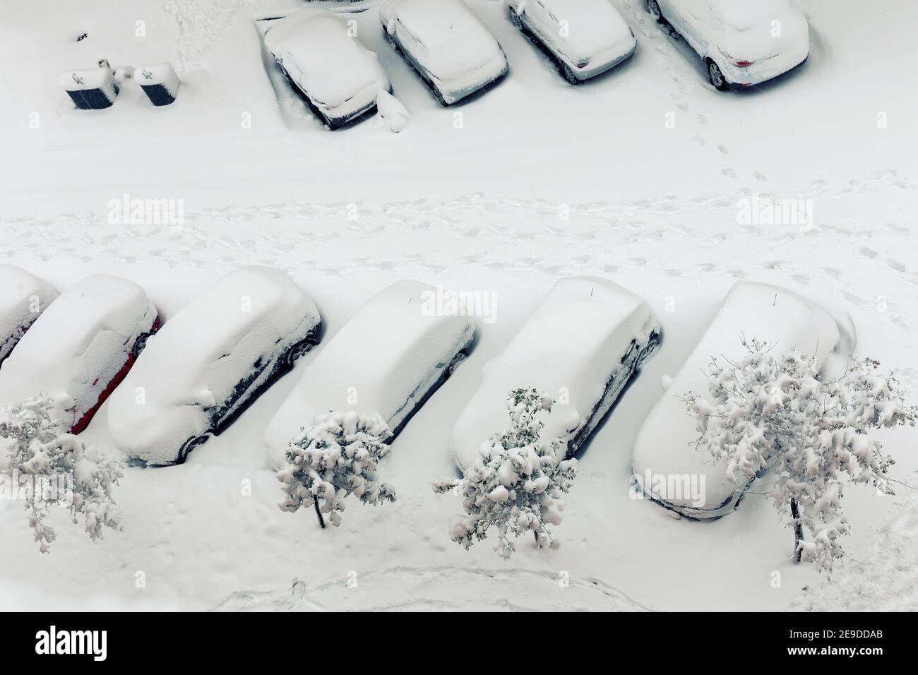 pas dans la neige à côté des voitures enterrées par la neige Banque D'Images