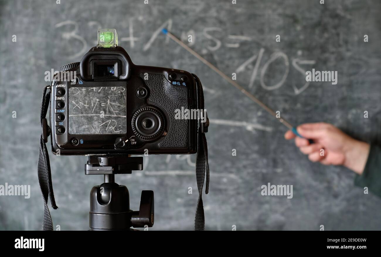 enregistrement d'une leçon en ligne à l'école, homeschooling, apprentissage en ligne en raison de corona verrouillage, image symbolique Banque D'Images