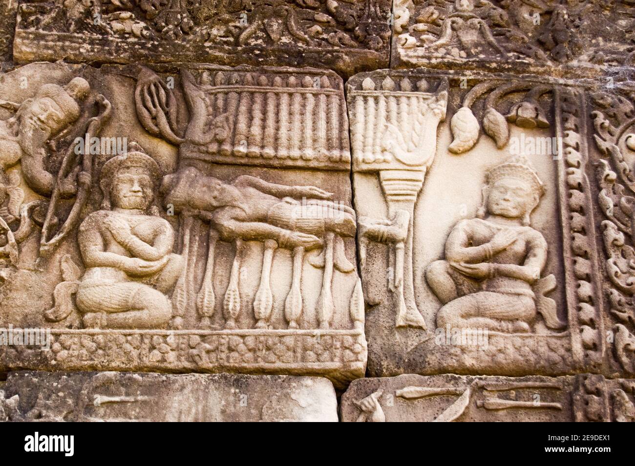 Sculpture khmère ancienne d'un deva allongé sur un lit d'ongles. Temple  Baphhuon, Angkor Thom, Cambodge. Sculpture ancienne, exposée depuis des  centaines d'années Photo Stock - Alamy