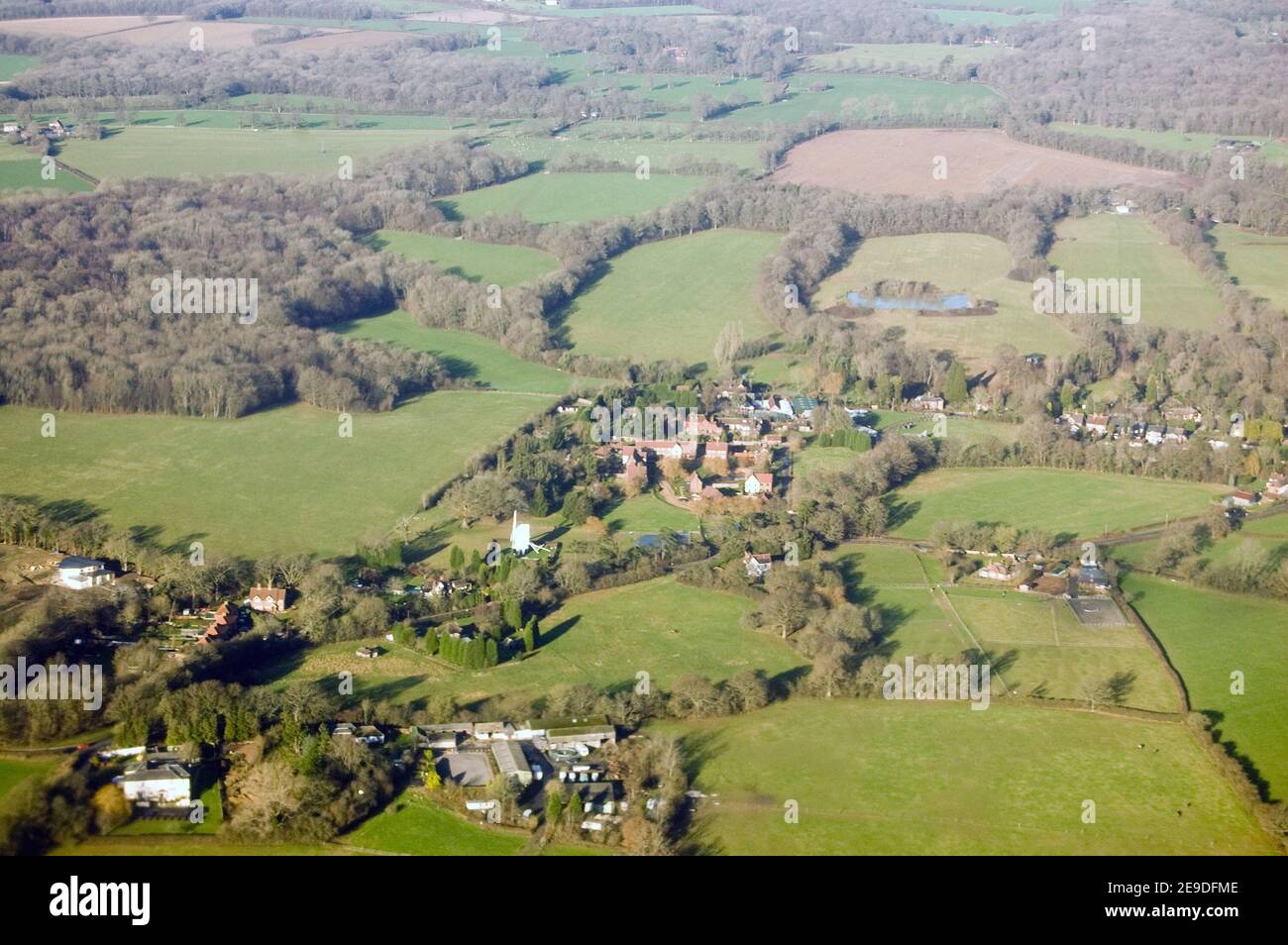 Vue depuis un avion du village de Charlwood, dans le West Sussex, avec le moulin à vent de Lowfield Heath, visible vers le centre de l'image. Banque D'Images