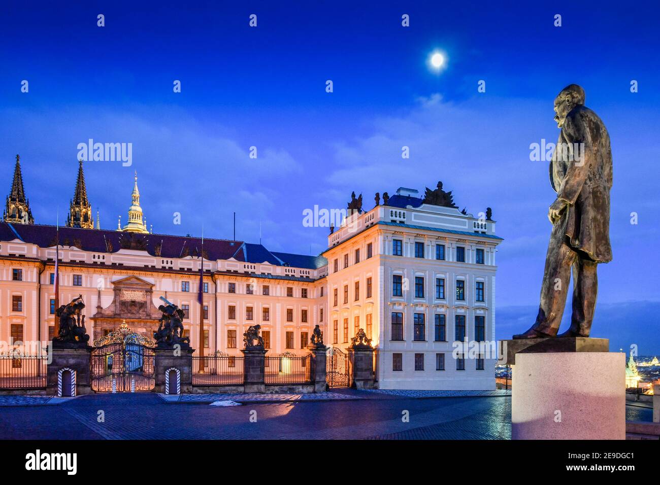 vue nocturne au clair de lune sur la place non peuplée du château de Prague, République tchèque, pendant le pandème Covid-19 Banque D'Images