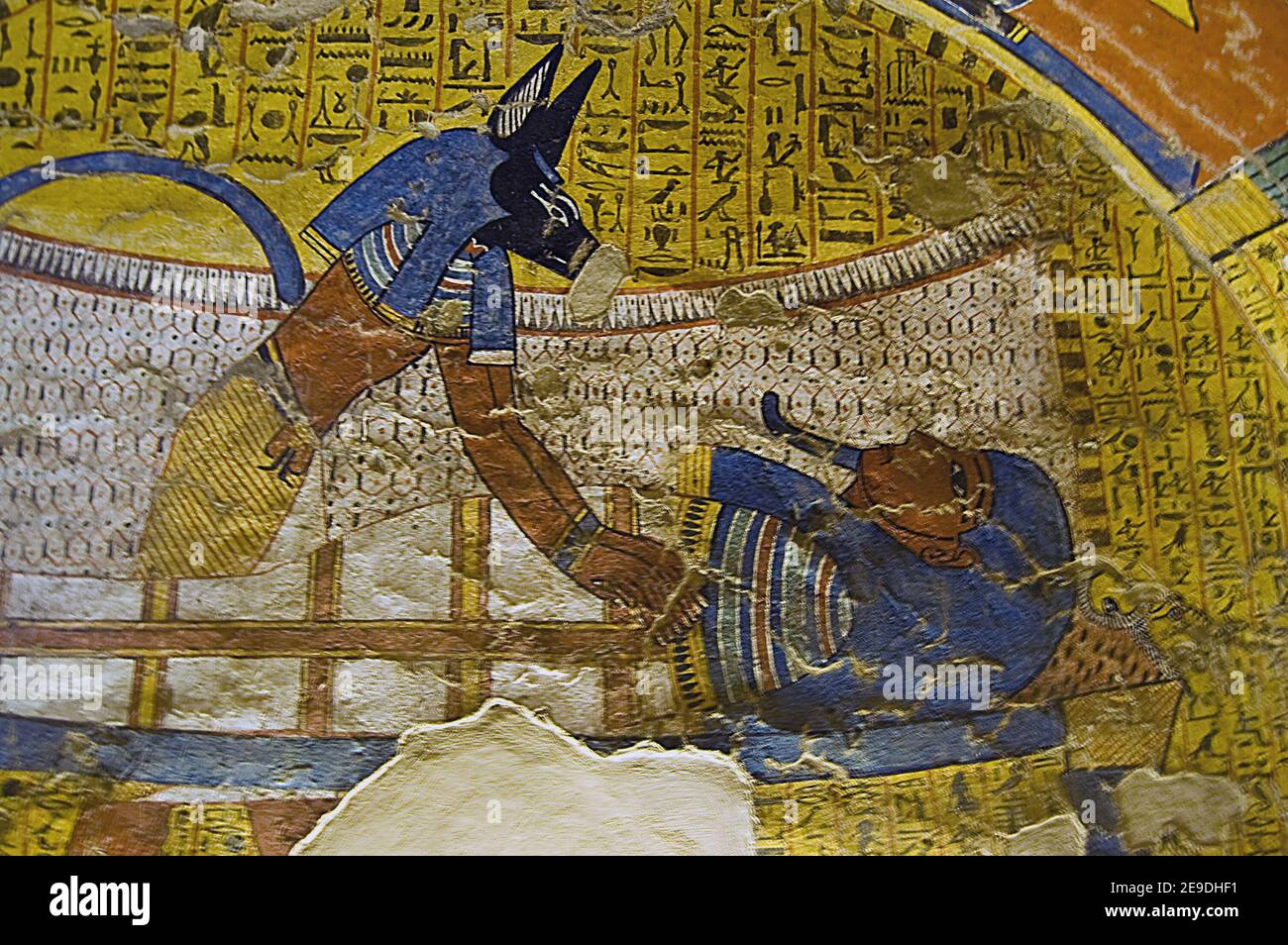 Ancienne peinture égyptienne de mur montrant le dieu de la momification Anubis embaumant le noble Irynefer. Paroi intérieure de la tombe TT290 à Deir el Medina, Louxor Banque D'Images